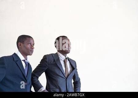 Schwarzer gutaussehender Manager für das Denken von Arbeitern, der Glück zeigt Stockfoto