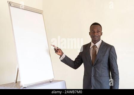 Authentischer junger Arbeitsboss, der für die Kamera posiert Stockfoto