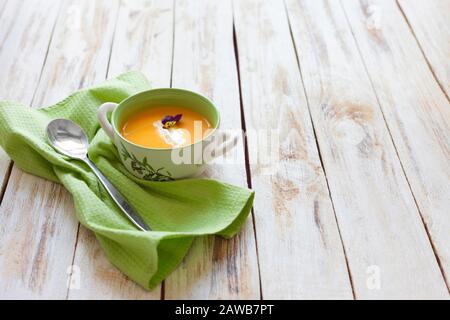 Püree Suppe aus orangefarbenem Kürbis, Süßkartoffeln und Karotten, serviert mit saurer Sahne Stockfoto