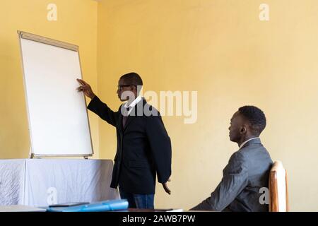 Ein Paar Afrikanischer malischer Geschäftsleute, die während der Präsentation auf sich aufmerksam machen Stockfoto