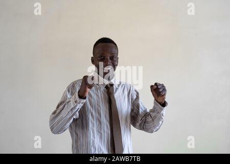 Glückssymbol auf diesem afrikanischen Schwarzen Mann, Der Für sein Geschäft Glücklich ist Stockfoto