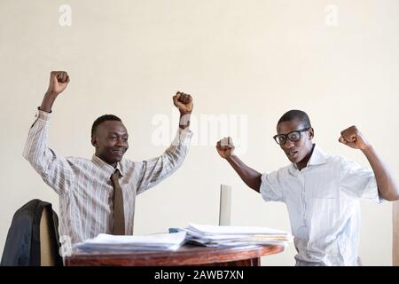 Glücklich und Erfolgreich in einem Afrikanischen Büro mit zwei Mitarbeitern arbeiten Stockfoto