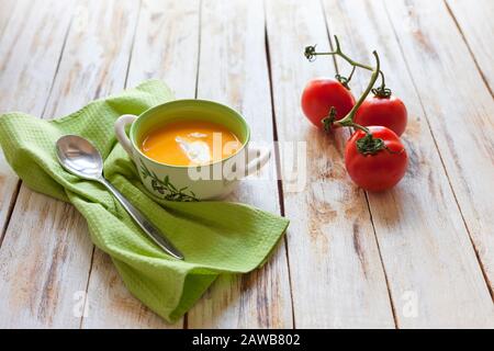 Püree Suppe aus orangefarbenem Kürbis, Süßkartoffeln und Karotten, serviert mit saurer Sahne Stockfoto