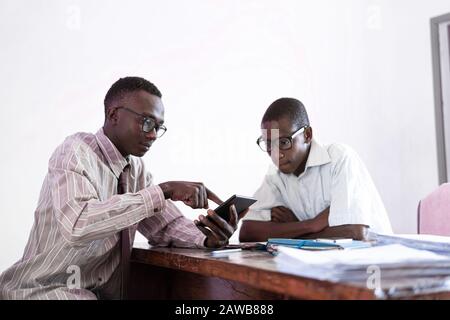 Zwei Gutaussehende junge afrikanische schwarze Studenten arbeiten an ihrem Projekt Stockfoto