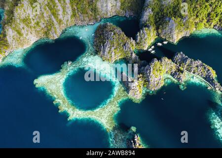 Blick von oben, atemberaubender Blick auf die Twin Lagunen, umgeben von Felswänden. Die Twin Lagoons sind eines der beliebtesten Reiseziele in Coron. Stockfoto