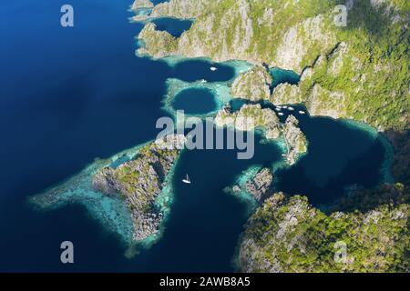 Blick von oben, atemberaubender Blick auf die Twin Lagunen, umgeben von Felswänden. Die Twin Lagoons sind eines der beliebtesten Reiseziele in Coron. Stockfoto