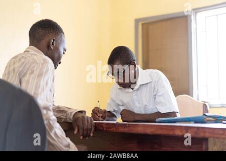 Studenten der Afrikanischen Universität unterzeichnen Vertrag für den ersten Arbeitstag Stockfoto