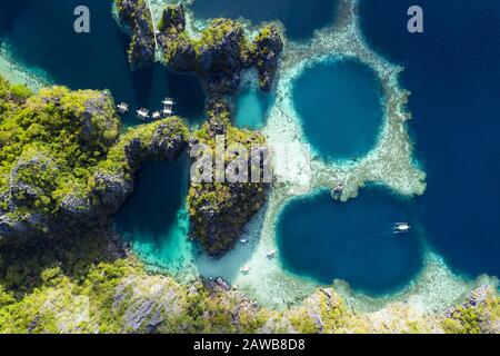 Blick von oben, atemberaubender Blick auf die Twin Lagunen, umgeben von Felswänden. Die Twin Lagoons sind eines der beliebtesten Reiseziele in Coron. Stockfoto