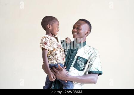 Ehrliches Bild von den tatsächlichen afrikanischen Brüdern, die lächelnd und fröhlich im Studio in Bamako, Mali, zusammen lachen Stockfoto
