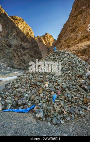 Szenen aus dem berühmten Adler-Tal der Mongolei in der Wüste Gobi, Teil des Gobi-Gurvansaikhan-Nationalparks Stockfoto