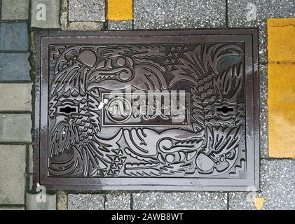 Es ist ein Foto von Ablaufabdeckung oder Mannlochabdeckung auf Der Boden auf der Straße oder auf dem Bürgersteig Stockfoto