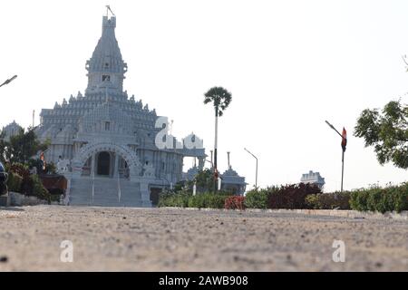 Architekturbild EINES aus Marmor erbauten buddha-tempels mit klarem Himmel und Kokosbaum im chennai-hintergrund, jain-tempel Stockfoto