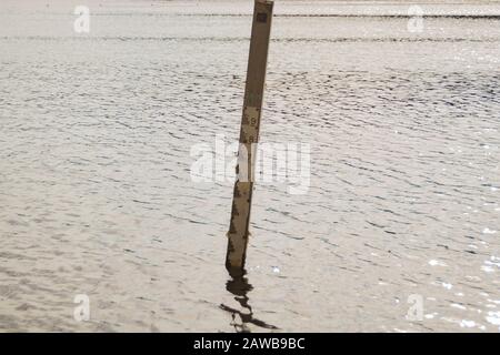 Wassertiefenanzeige. Messstand des Wassers. Messskala Stockfoto