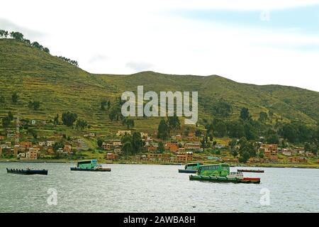 Busse auf Ferries Überqueren Die Straße von Tiquina am Titicacasee, Bolivien, Südamerika Stockfoto