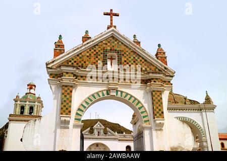 Atemberaubender Eingang zur Basilika Unserer Lieben Frau von Copacabana, Copacabana, Bolivien, Südamerika Stockfoto