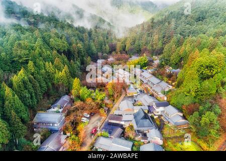 Dicke Kiefernwälder in Bergen rund um die Stadt Kyoto in Japan - Blick über das abgelegene Dorf. Stockfoto