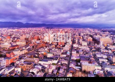 Luftbild über die Vororte der Stadt Kyoto mit den örtlichen Straßen und den Apartmentgebäuden an einem trüben Morgen. Stockfoto