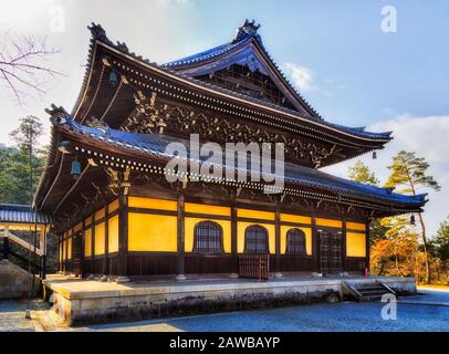 Traditionelles historisches japanisches Tempelgebäude in der Altstadt von Kyoto an einem sonnigen Tag - Nanzeji-Tempel. Stockfoto