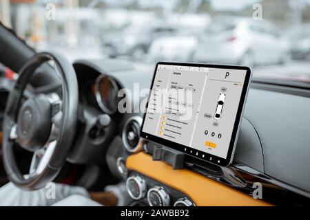 Armaturenbrett mit digitalem Touchscreen und gestartete Anwendung für vehivle Steuerung und Nahansicht. Smart Car Konzept Stockfoto