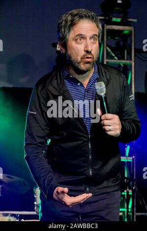 Kieselstrand, USA. Februar 2020. Monterey, Kalifornien, USA 7. Februar 2020 Ray Romano tritt auf der Halbzeit-Freiwilligenparty am zweiten Tag des AT&T Pro-Am PGA Golf Events am Kiesel-Strand auf, er erscheint bei den Oscars am Sonntag Credit: Motofoto/Alamy Live News Stockfoto