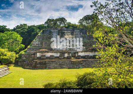 Tempel der Maureraltäre alias Tempel des Sonnengottes bei Altun ha, Maya-Ruinen, Regenwald, Old Northern Highway, Belize District, Belize Stockfoto