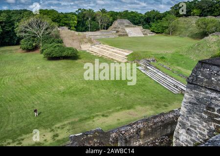 Blick vom Tempel der Maureraltäre alias Tempel des Sonnengottes bei Altun ha, Maya Ruins, Old Northern Highway, Belize District, Belize Stockfoto