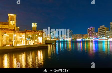 Panoramaaussicht auf Al Seef und Deira auf der anderen Seite des Creek in Dubai bei Nacht, Vereinigte Arabische Emirate Stockfoto