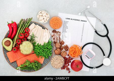 Niedrig glykämische Lebensmittel für Gesundheit und Fitness für Diabetiker mit Schrittzähler und Stethoskop und Liste der entsprechenden Werte unter 55 auf GI-Skala. Stockfoto