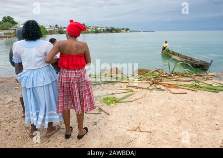 Frau, die auf den Beginn des Schlagzeug-Auftritts wartet und den Garifuna Settlement Day feiert, Festival in Punta Gorda, Toledo District, Belize Stockfoto