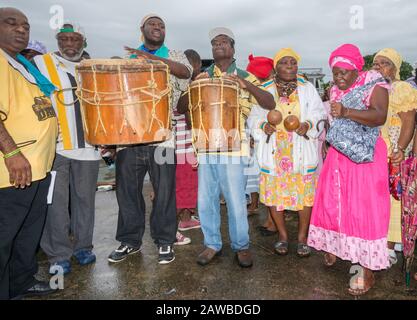 Trommler bei Battle of the Drums Performance, jährliches Garifuna Settlement Day Festival in Punta Gorda, Toledo District, Belize Stockfoto