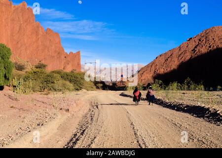 Bolivianischen Menschen zu Fuß entlang der Schotterstraße, Bolivien. Bolivianischen Landschaft Stockfoto