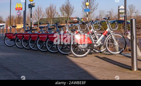 Elektroräder im Kingston Shopping Center, in den Milton Keynes Modegeschäften, im Supermarkt und in den Lebensmittelgeschäften sowie auf dem kostenlosen Parkplatz. Stockfoto