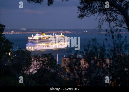 Kreuzfahrtschiff Costa Smeralda, der italienischen Schiffahrtsgesellschaft Costa Crociere, von der Bucht von Palma de Mallorca, Balearen, Spanien Stockfoto