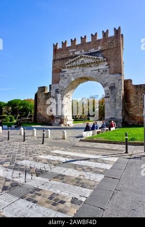 Rimini, Italien - 20. Oktober 2019: Bogen des Augustus mit den Einheimischen im Vordergrund Stockfoto