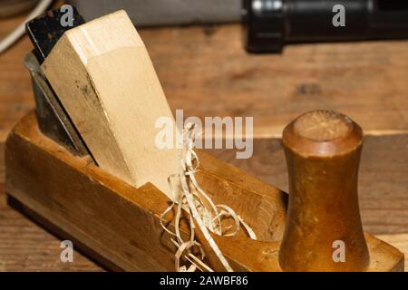 Tischlerflugzeug. Tischlerei Naht. Holzbearbeitung und Handwerkzeuge. Handwerkzeuge für Zimmerei. Arbeitsgerät Stockfoto