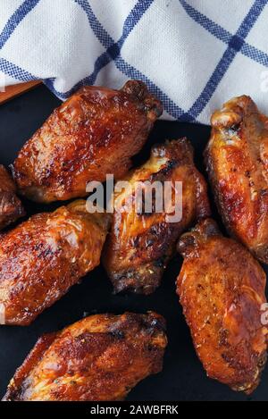 Der schöne braune Barbecue-Hühnerflügel Stockfoto