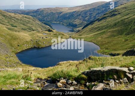 Kleines Wasser & Haweswater mit Swindale & Mardale Commons Beyond von Path zum Nan Bield Pass, Lake District, Cumbria, Großbritannien Stockfoto