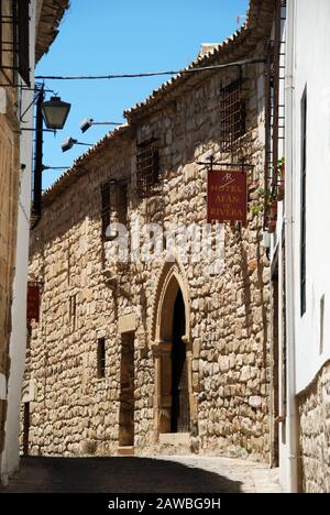 Hotel in einer schmalen Seitenstraße, Ubeda, Andalucia, Spanien. Stockfoto