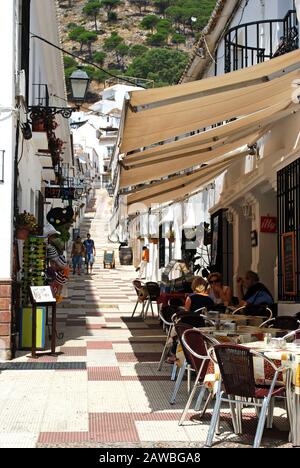 Blick auf die Calle San Sebastian, Mijas, Andalucia, Spanien. Stockfoto