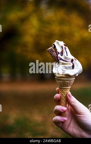 Eis auf der Hand. Detail von Eis in der Hand Stockfoto