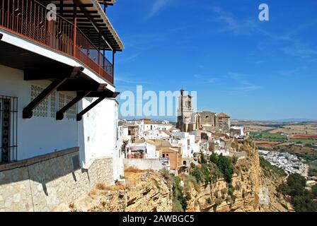 Blick auf die Kirche St. Peters und die Stadt mit dem Parador auf der linken Seite, Arcos de la Frontera, Andalusien, Spanien. Stockfoto