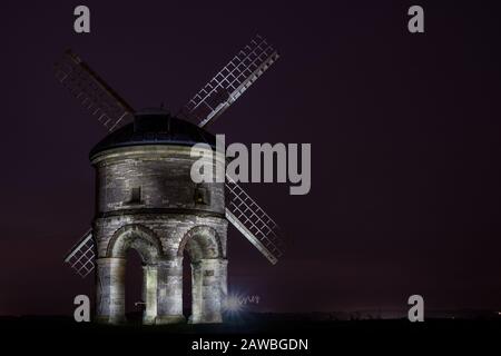 Nachtlicht Malerei der Windmühle in Großbritannien. Stockfoto