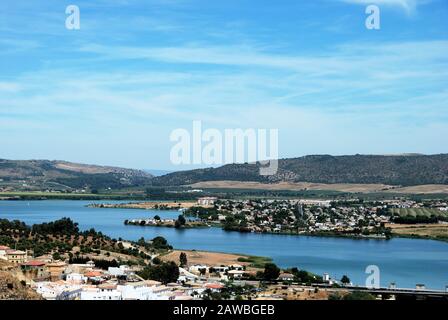 Blick über die Dächer der Stadt zum See, Arcos de la Frontera, Andalucia, Spanien. Stockfoto