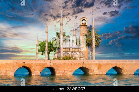 Sabanci Central Mosque, Alte Uhrenturm und Steinerne Brücke in Adana, Stadt der Türkei. Adana Stadt mit Moschee minarette vor Seyhan River. Stockfoto