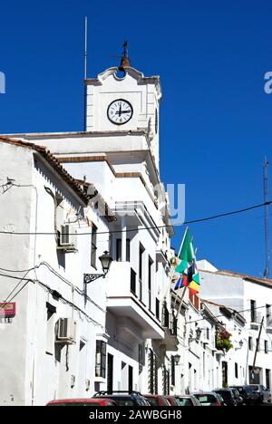 Blick auf das Rathaus (Ayuntamiento), Jimena de la Frontera, Andalucia, Spanien. Stockfoto