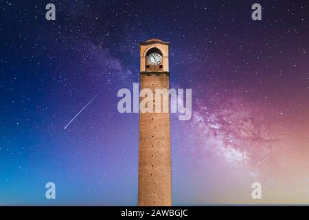Old Clock Tower in Adana, Stadt der Türkei. Adana Stadt mit alten Uhrturm auch bekannt "Buyuksaat" vor der klare blaue Himmel Stockfoto