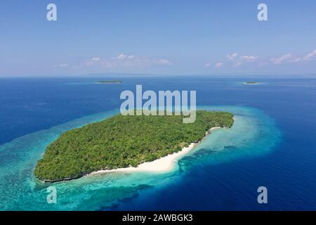 Atoll mit einer schönen Insel, Blick auf die Luft. Weißer Sandstrand und blaues Meer. Mahaba Island, Philippinen. Sommer- und Urlaubskonzept. Stockfoto