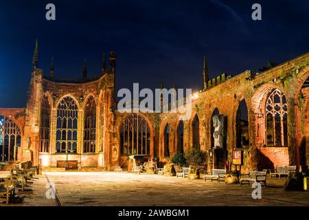 Nachtfoto der Kathedrale von Coventry, die im Zweiten Weltkrieg von Deutschen bombardiert wurde. Stockfoto