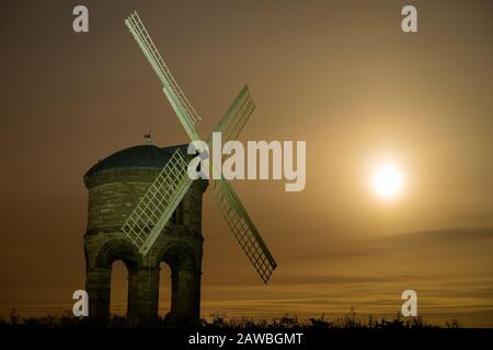 Vollmond und Licht Malerei Foto von Chesterton Windmühle in Warwickshire Stockfoto