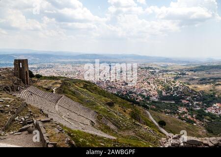Pergamum antikes Theater mit Bergama City in der Türkei Stockfoto